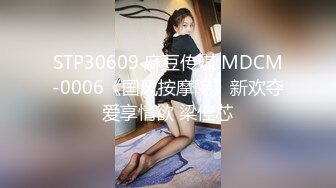 邪恶的房东在简陋的浴室各种角度偷拍 几位美女租客洗澡