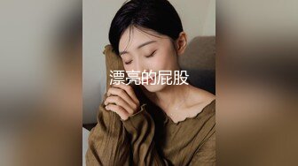 给20岁的亲妹妹在沙发上按摩，按出汁液后顺势插进她的蜜穴